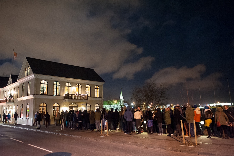 Crowd queues in front of Iðnó