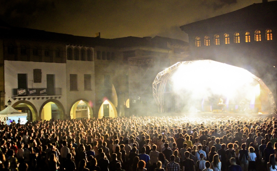 Beach House - Fly Me To The Moon Festival, Barcelona, July 2011